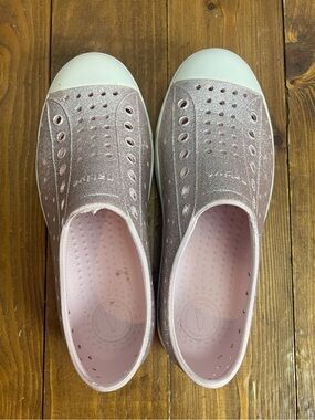 Native shoes Jefferson foam sneakers pink with silver glitter size J1